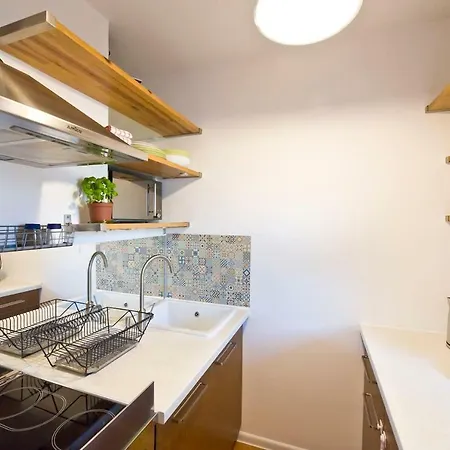 Studio By The Beach 200m + Parking Lägenhet